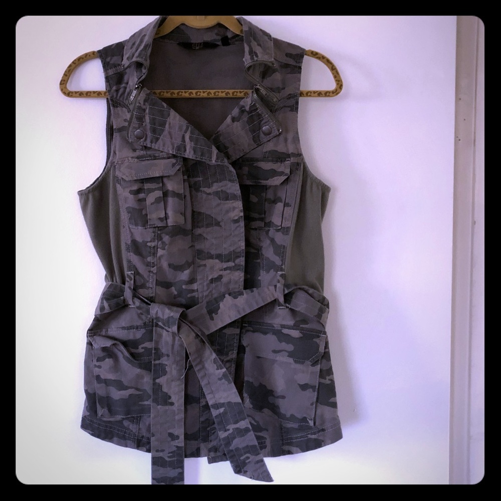 GILI Camo Printed ZIP Collar Belted Vest